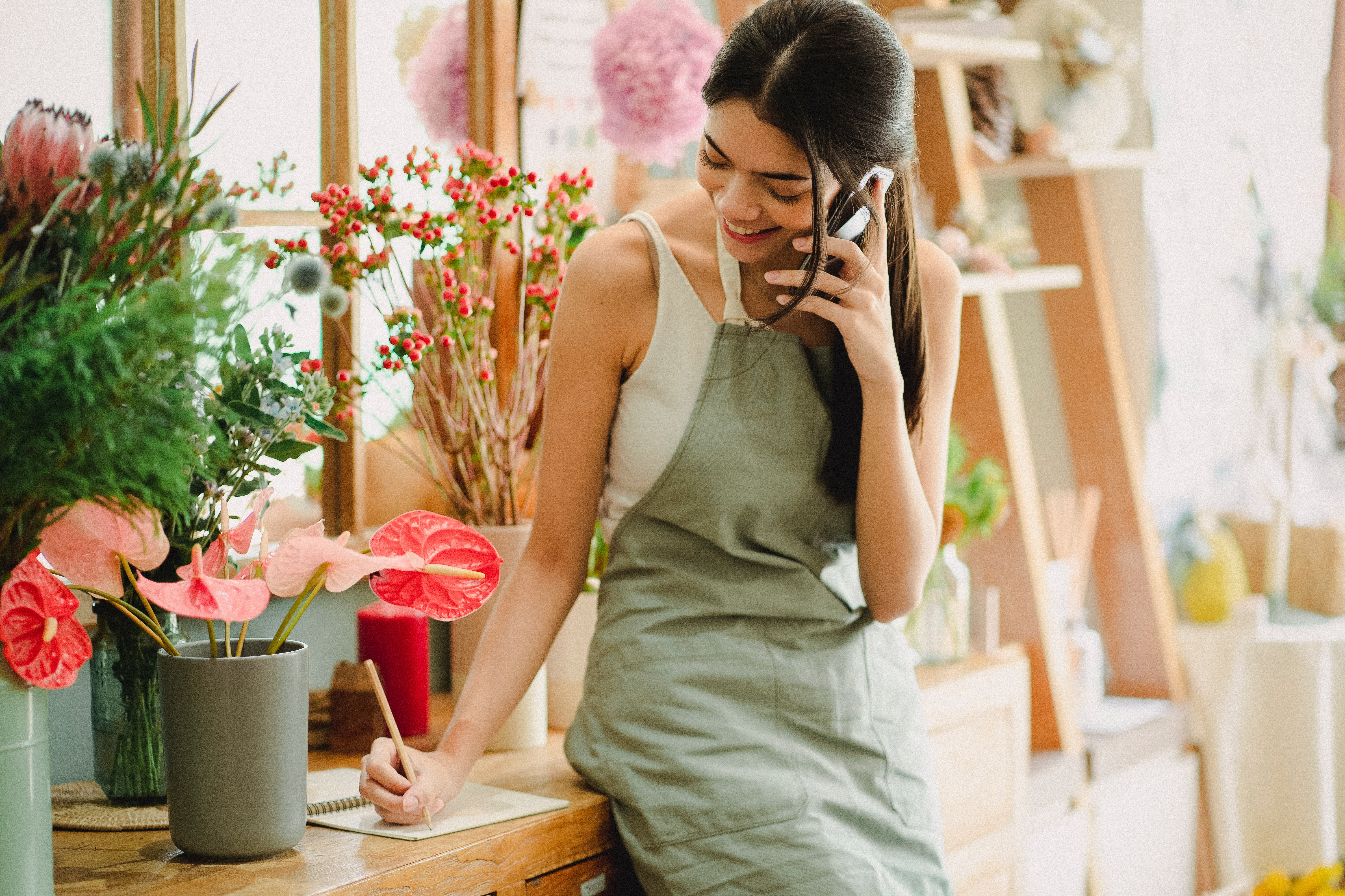 Afbeelding met persoon, kleding, bloempot, BloemenontwerpAutomatisch gegenereerde beschrijving